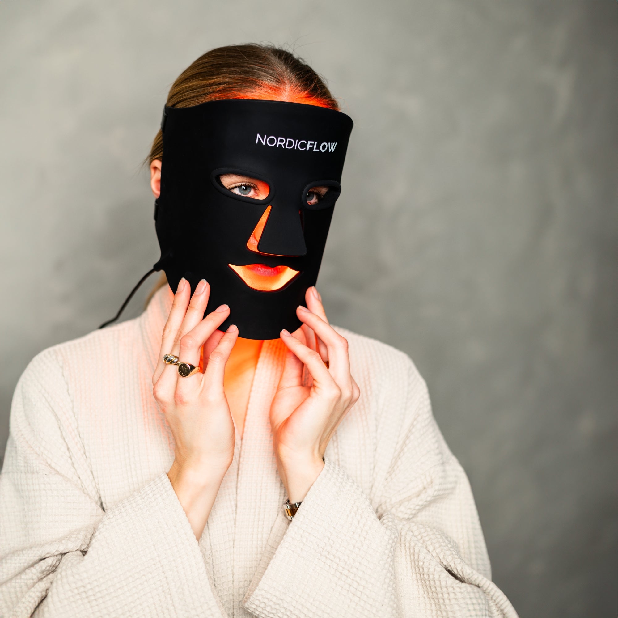 Betterskin LED Maske frontal produktfremvisning på kvinde med rødt lys