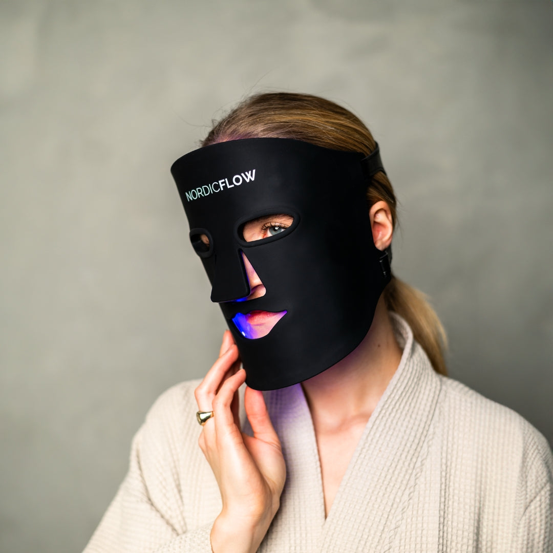 lysterapi maske på ung kvindes ansigt mens hun kigger til siden