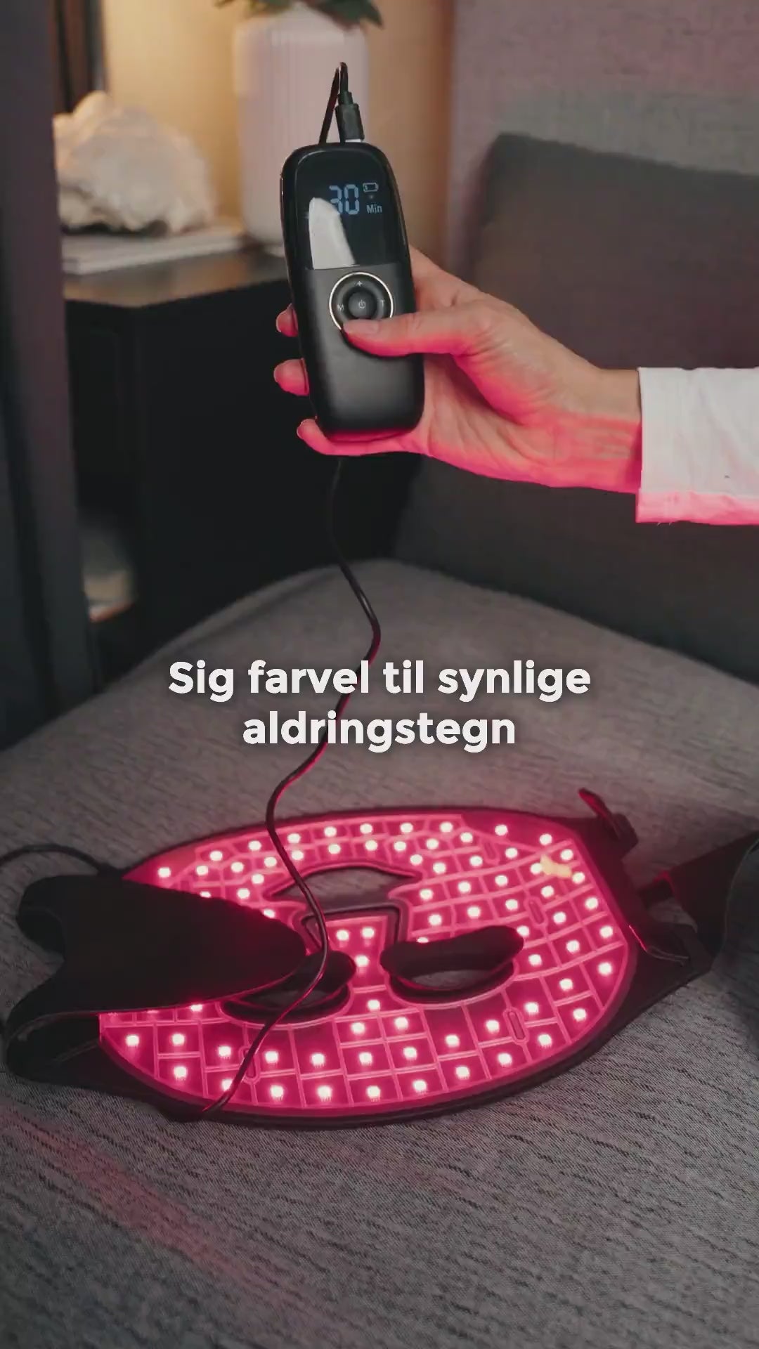video af ung kvinde der fremviser Betterskin LED maske som produkt