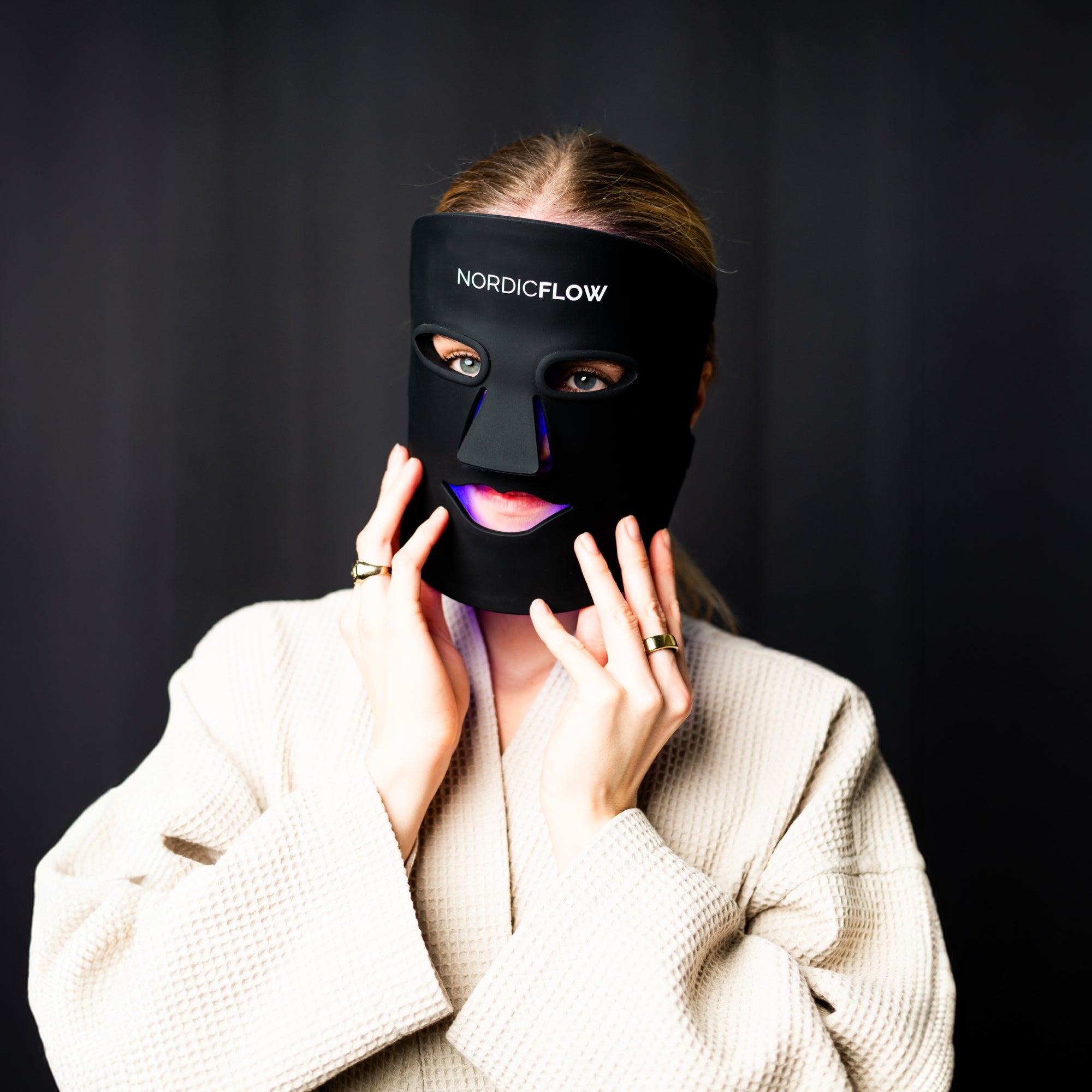 led maske i sort bruges af ung kvinde